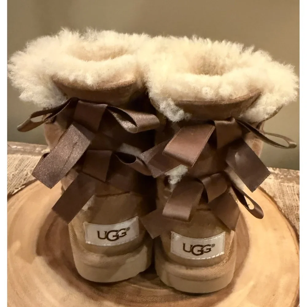 UGG Kids Bailey Bow Boots Chestnut Sheepskin Fur‎ Lined 1017394T SZ-8C
